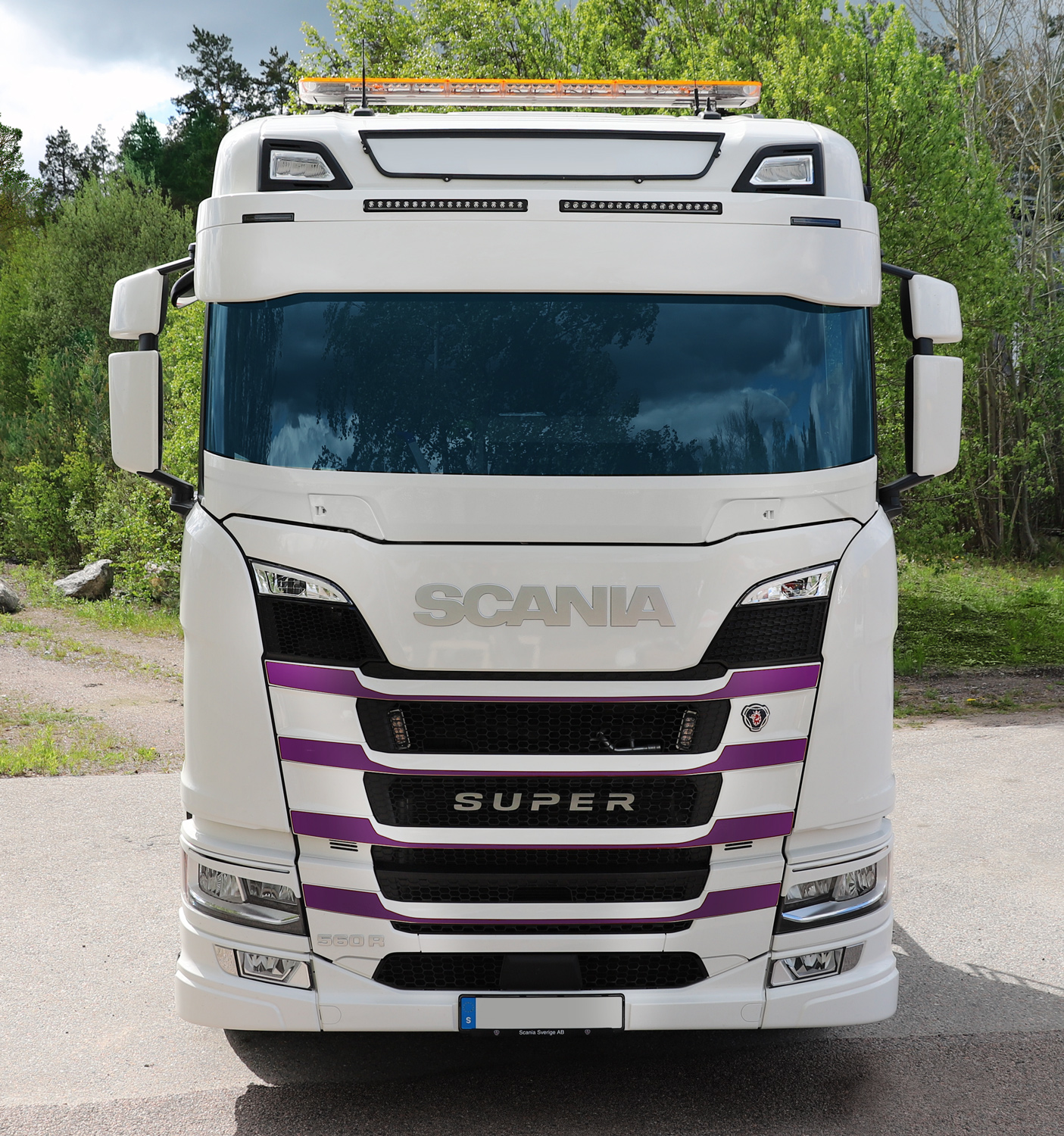 Truck_front_stoneguard_white_clean_lids_web_Design_by_TruckStyle_Sweden
